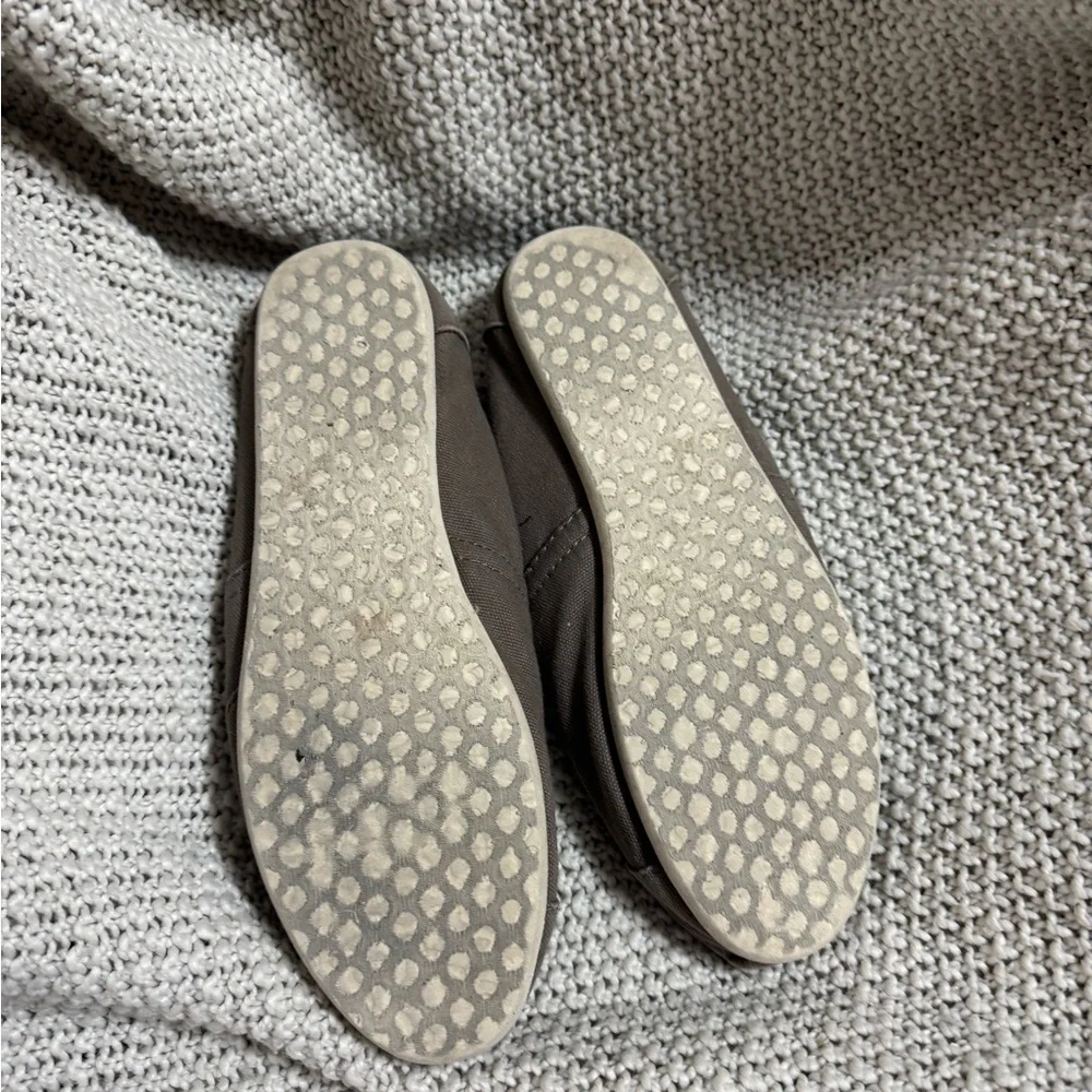 TOMS‎ women's classic canvas Alpargata shoes in the color ash gray. Size 9